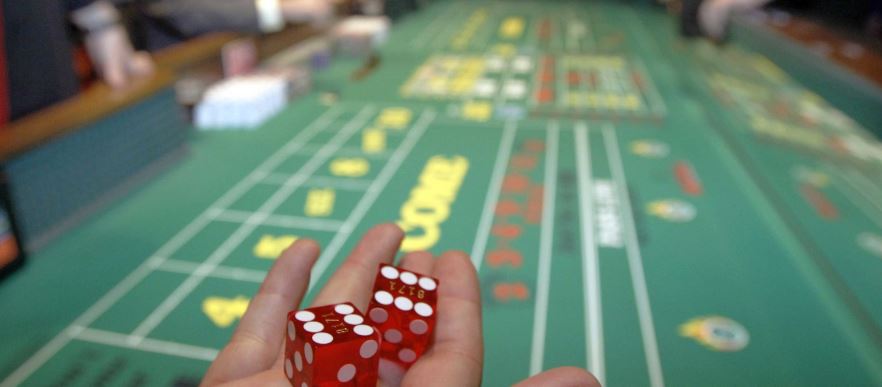 joueur qui lance les dés au craps